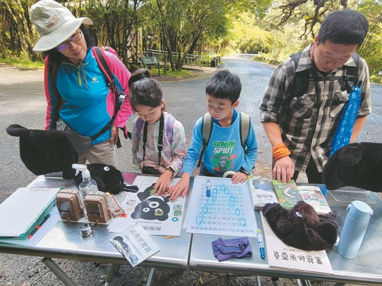 透過解說與教具，遊客們能在趣味中快速認識臺灣黑熊／玉管處提供