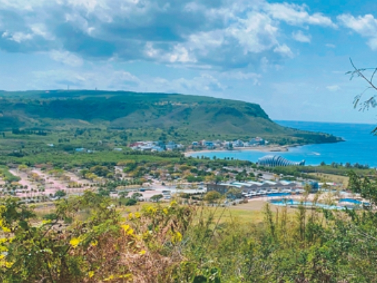 走在龜山步道上遠眺後灣海灘／墾管處提供