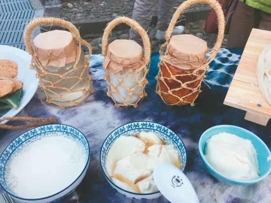 眾人一起享用後灣鹽滷豆腐／墾管處提供