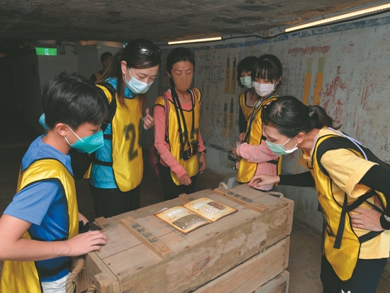 參與密室逃脫的遊客聚精會神解謎／金管處提供