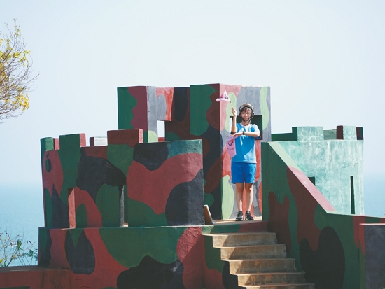 在碉堡上打旗語傳遞資訊／金管處提供