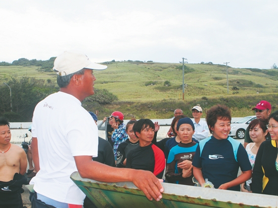 為淨海志工們進行下水前安全講習