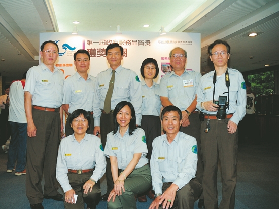 陽管處獲得第一屆政府服務品質獎，後排右一為陽管處秘書韓志武（張榮欽攝）
