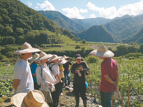 居民擔任有機田區導覽解說