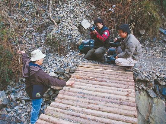 邀請呂光洋老師勘查觀霧山椒魚棲地環境
