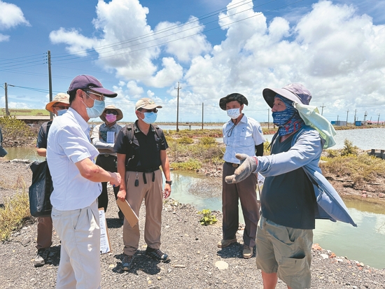 與漁民互動溝通