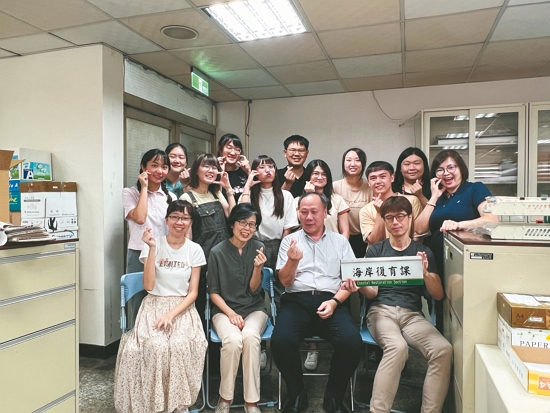 廖明珠（前排左二）與城鄉發展分署海岸復育課同仁