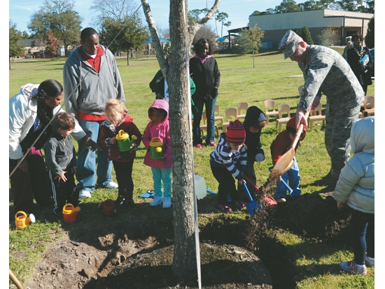 美國的植樹節活動／Kemberly Groue攝（公開領域）