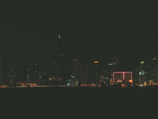 香港維多利亞港地球一小時https://commons.wikimedia.org/wiki/File:HONG_KONG_Earth_hour2010a.JPG Cychk