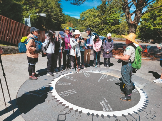 於遊客中心前廣場認識布農族傳統的歲時祭儀