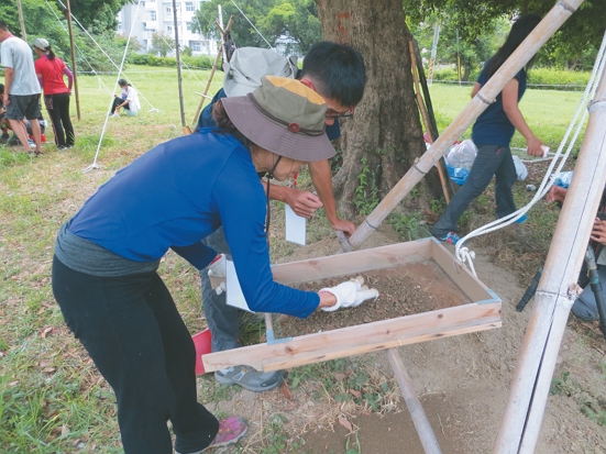 隊員體驗篩土與辨識