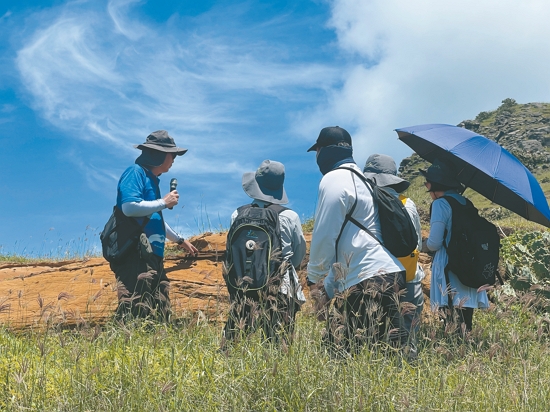 在緊湊的踏查行程中，眾人聚精會神學習互動／海管處 提供