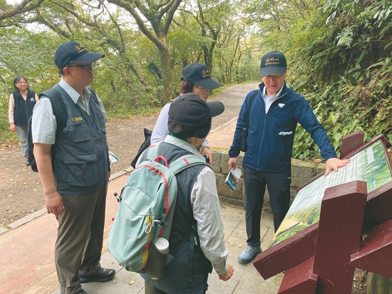 為來訪貴賓說明二子坪無障礙步道自導式解說牌／陽管處 提供
