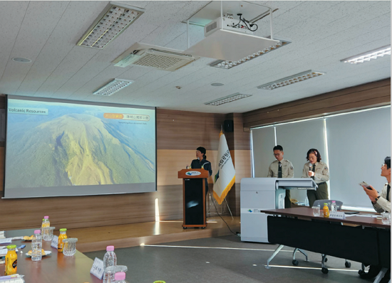 向慶州國立公園同仁們介紹臺灣各國家公園的資源特色／陽管處 提供