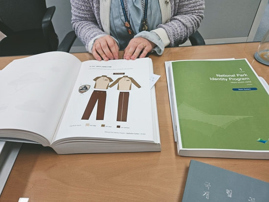 韓國國立公園針對 CIS 識別設計─包含制服─有詳細規範 
 ／陽管處 提供