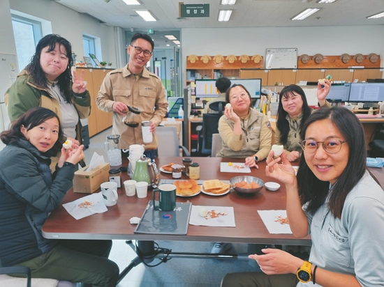 陽管處同仁賴思妤（右 1）於慶州國立公園接受 2 週訓練 ／陽管處 提供