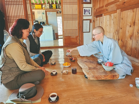 參與當地寺院的文化活動／陽管處 提供
