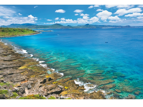 為了百年後的臺灣，我們必須思考與海岸和濕地的關係（圖為墾丁群礁海岸）／陳忠能 攝