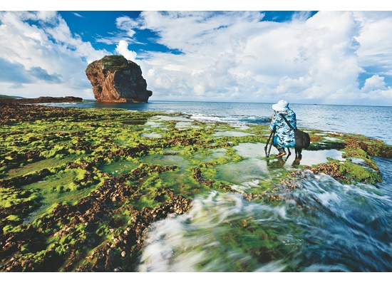 現在海岸邊常見攝影師們自由取景的身影，這在戒嚴期間幾乎不可能發生／陳忠能