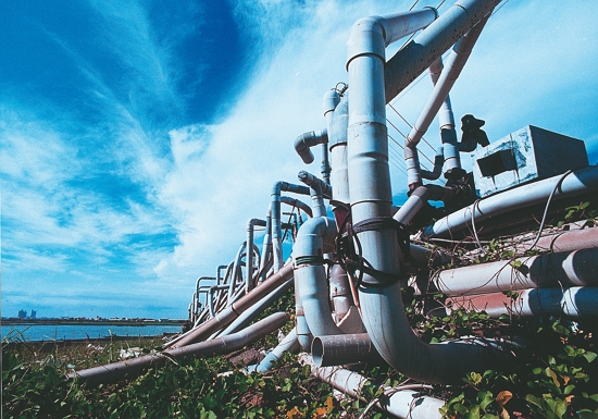 魚塭旁邊是密密麻麻的抽水管線／地層下陷防治資訊網 提供