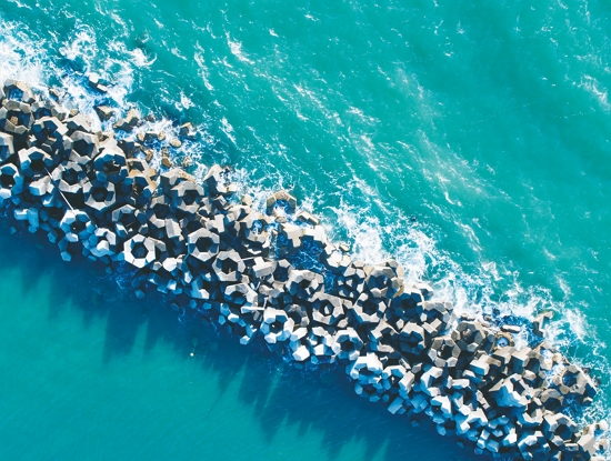 消波塊本為吸收海浪拍打的衝擊以保護海岸或海堤而設置，卻也隔開了人與海洋的距離／ Guanting Chen 提供
