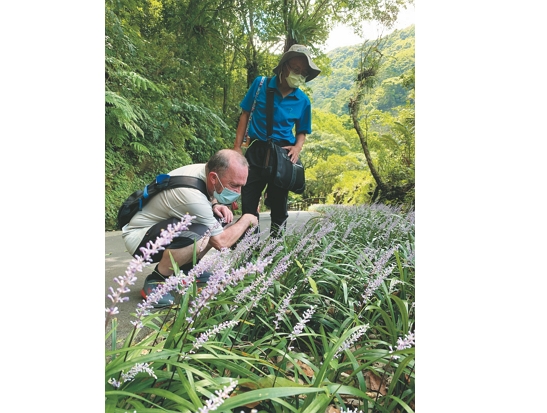 拉帕契正在觀察不同的水文和岩石特性造就的不同植物相／方偉達 提供（洪敏智 攝）