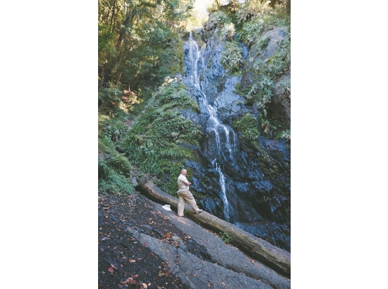 拉帕契於 2018 年勘查司馬庫斯的垂直濕地／方偉達 提供（許嘉軒 攝）