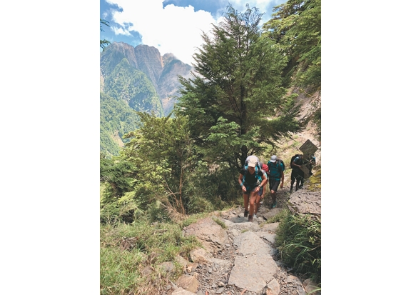 拉帕契帶領團隊走進玉山、陽明山、太魯閣等國家公園蒐集垂直濕地相關資訊／方偉達 提供（洪敏智 攝）