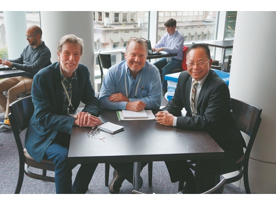 2015 年，方偉達、拉帕契、和拉姆薩公約副秘書長尼克． 戴維森（由右至左）討論垂直濕地議題／方偉達 攝