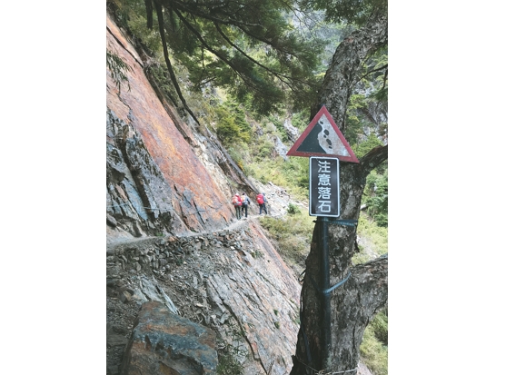 臺灣山勢陡峭，有許多潛在落石危險
