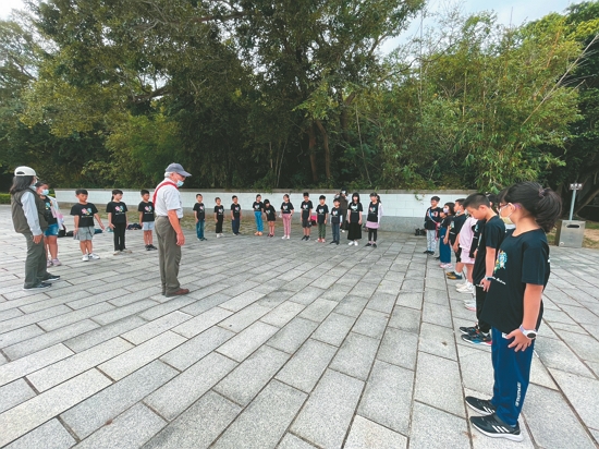 由志工扮演排長，帶領學員練習立正、稍息等基本動作 ／金管處 提供