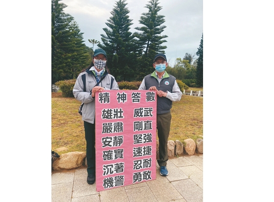 製作精神答數的大字報，讓學員熟悉口號／金管處 提供