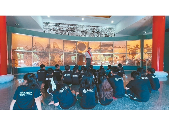 八二三戰史館內導覽，讓學員認識戰事的歷史脈絡／金管處 提供