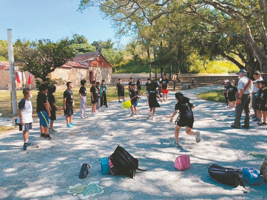 發揮團隊合作的精神，模擬搶灘運補／金管處 提供