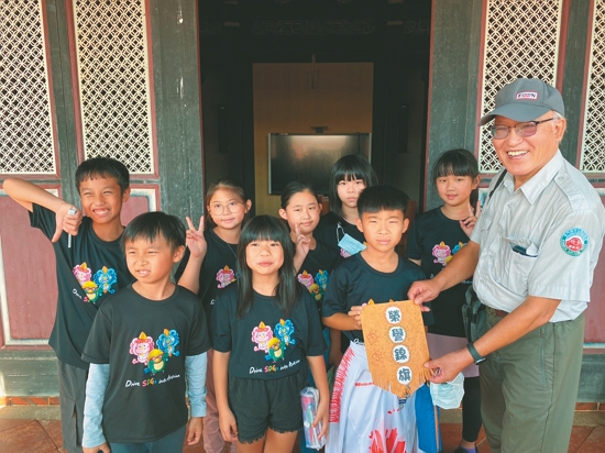 課程結束後，由志工頒發榮譽錦旗／金管處 提供