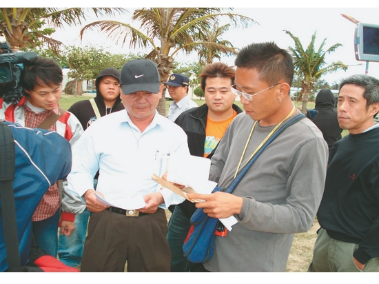 於違規場地開立告發單（白衣者為蔡豊富）