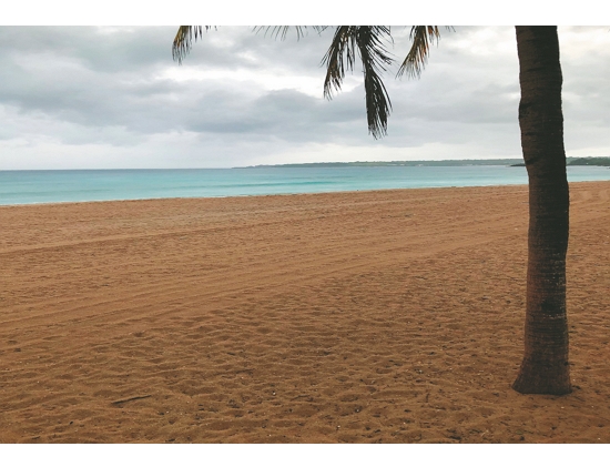 蔡豊富於 2024 年元旦拍下南灣沙灘遠眺貓鼻頭的景觀