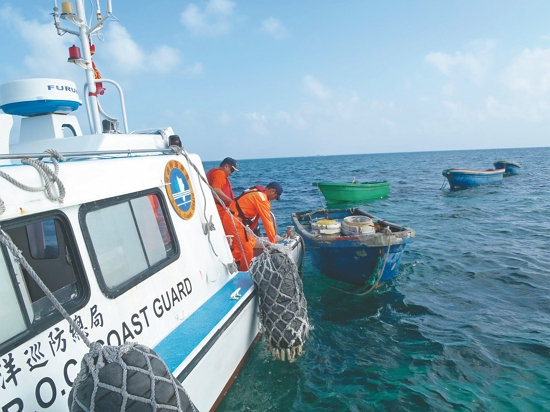 與海巡署共同取締違法入境捕魚小船