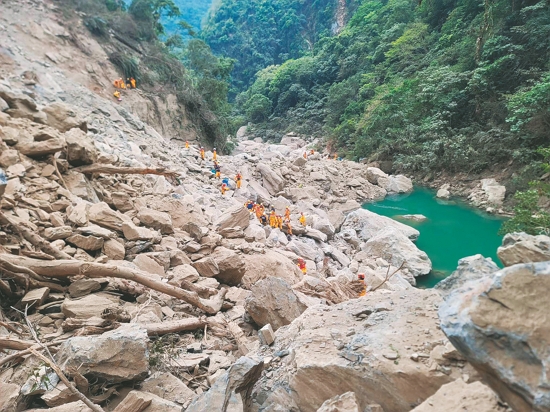 救難隊於砂卡礑步道搜救失聯者