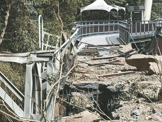  布洛灣吊橋步道被落石擊中受損