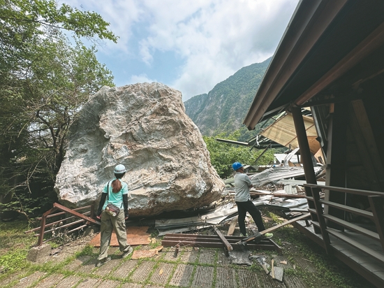  從布洛灣上臺地高處震落的巨石