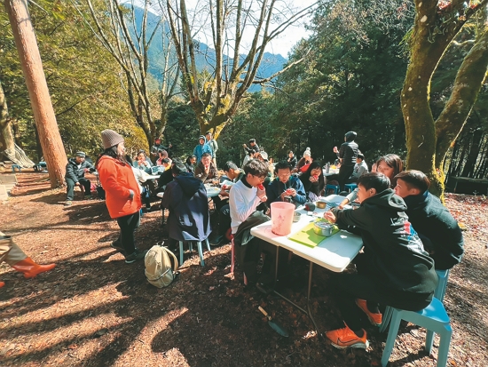 在自然中暫時遠離 3C 產品，打開五感感受環境／雲林縣立樟湖生態國民中小學 提供