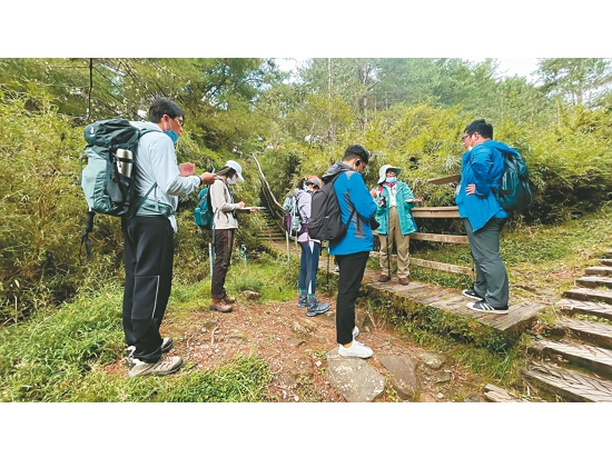  學校老師實地於塔塔加地區踏查導覽／玉管處 提供