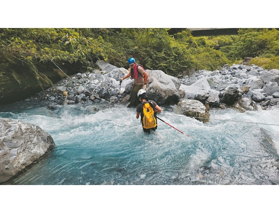    為抵達動物的活動範圍須經常跋山涉水／翁國精 提供