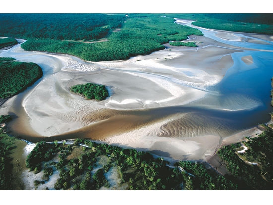 《拉姆薩公約》將全球具有代表性或保育生物多樣性的濕地列為「國際重要濕地」（圖為幾內亞比索比熱戈斯濕地）／ Powell.Ramsar 提供（來源：https://commons.wikimedia.org/wiki/File:Archipel_Bolama-Bijagos_Ramsar_Site_in_Guinea-Bissau.jpg）