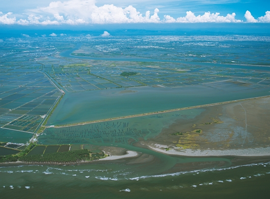   海岸管理與濕地保育都須回歸到生活中思考與實踐（圖為曾文溪口）／內政部國家公園署 提供