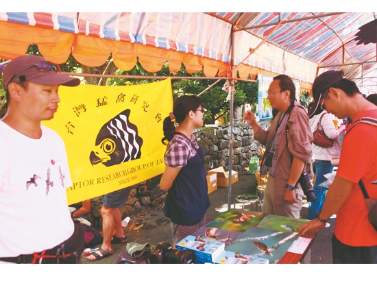   墾丁賞鷹博覽會鷹仔鋪攤位／台灣猛禽研究會 提供