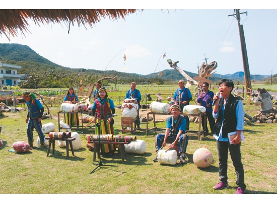   鷹季邀請在地原住民演奏傳統歌謠