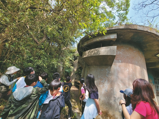 帶領學員走訪巡守步道，參觀過往守衛系統的建築
