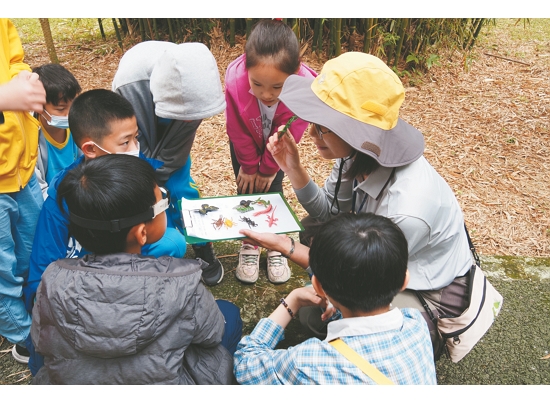 學員接力寫下國家公園內的禁止事項
